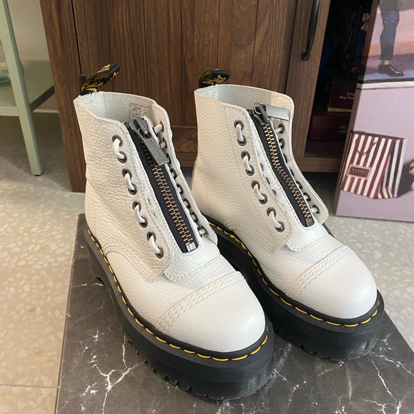 DR MARTEN’S SINCLAIR BOOT - WHITE - US 5 - Picture 2 of 6